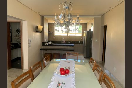 Apartamento à venda com 227m², 4 quartos e 2 vagas Apartamento à venda com 227m², 4 quartos e 2 vagasSalas Estar, TV, reunião e de jantar