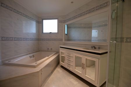 Apartamento à venda com 205m², 4 quartos e 4 vagasBanheiro da Suíte 1