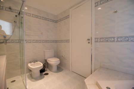 Apartamento à venda com 205m², 4 quartos e 4 vagasBanheiro da Suíte 1