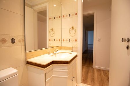 Apartamento à venda com 205m², 4 quartos e 4 vagasBanheiro 2