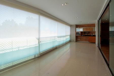 Apartamento para alugar com 234m², 3 quartos e 3 vagas Apartamento para alugar com 234m², 3 quartos e 3 vagasVaranda