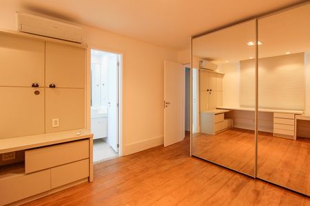 Apartamento para alugar com 234m², 3 quartos e 3 vagas Apartamento para alugar com 234m², 3 quartos e 3 vagas Suíte 3