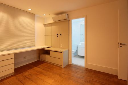 Apartamento para alugar com 234m², 3 quartos e 3 vagas Apartamento para alugar com 234m², 3 quartos e 3 vagas Suíte 3