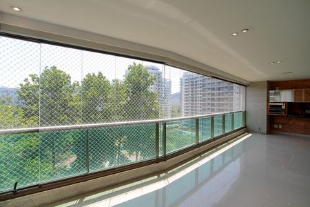Apartamento para alugar com 234m², 3 quartos e 3 vagas Apartamento para alugar com 234m², 3 quartos e 3 vagasVaranda vista