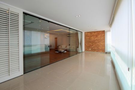Apartamento para alugar com 234m², 3 quartos e 3 vagas Apartamento para alugar com 234m², 3 quartos e 3 vagasVaranda