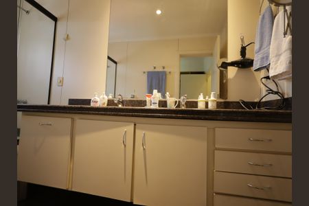 Apartamento à venda com 251m², 3 quartos e 3 vagasBanheiro da Suíte