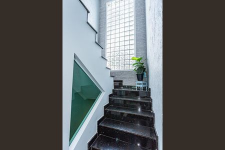 Casa à venda com 545m², 5 quartos e 3 vagasEscada para os Quartos