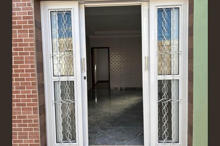 Casa para alugar com 200m², 3 quartos e 3 vagas Casa para alugar com 200m², 3 quartos e 3 vagasSala