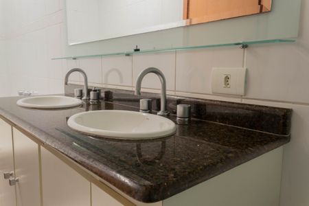 Casa à venda com 167m², 3 quartos e 4 vagas Casa à venda com 167m², 3 quartos e 4 vagasBanheiro da Suíte 1