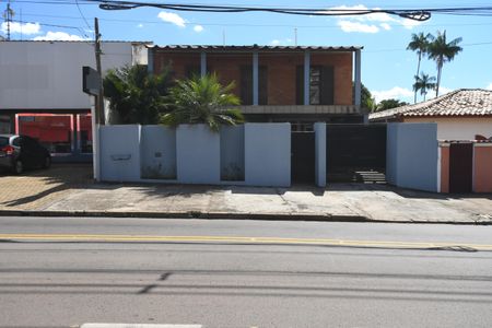 Casa à venda com 258m², 4 quartos e 2 vagasFachada