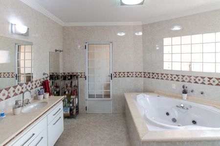 Casa à venda com 380m², 3 quartos e 6 vagasBanheiro da Suíte 2 