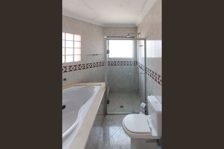 Casa à venda com 380m², 3 quartos e 6 vagasBanheiro da Suíte 2 