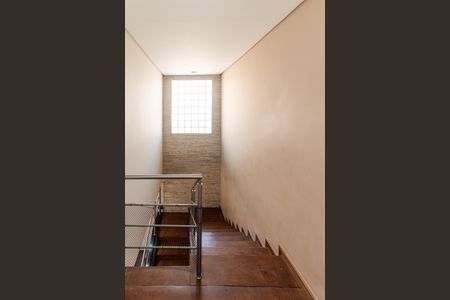 Casa à venda com 380m², 3 quartos e 6 vagasEscada