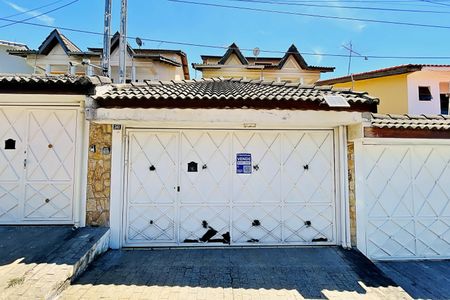 Casa à venda com 138m², 3 quartos e 4 vagas Casa à venda com 138m², 3 quartos e 4 vagasFachada