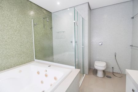 Casa de condomínio à venda com 500m², 5 quartos e 6 vagasBanheiro da Suíte 1