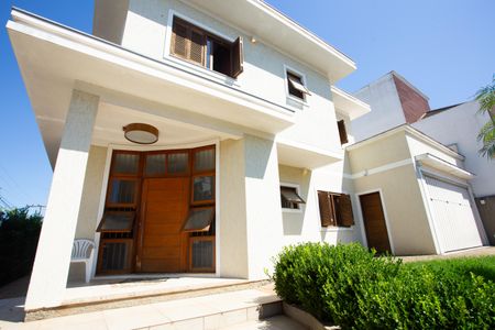 Casa à venda com 272m², 4 quartos e 2 vagas Casa à venda com 272m², 4 quartos e 2 vagasFachada