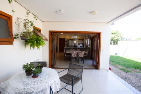 Casa à venda com 272m², 4 quartos e 2 vagas Casa à venda com 272m², 4 quartos e 2 vagasÁrea Externa