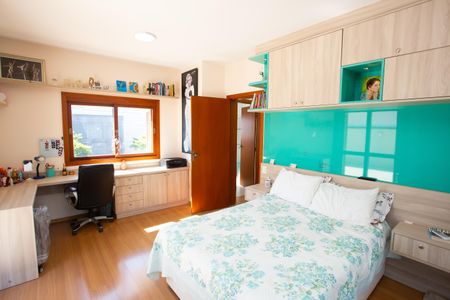 Casa à venda com 272m², 4 quartos e 2 vagas Casa à venda com 272m², 4 quartos e 2 vagasQuarto 4