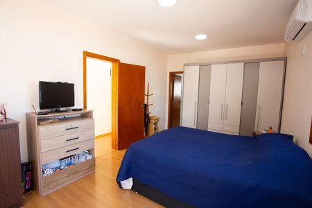 Casa à venda com 272m², 4 quartos e 2 vagas Casa à venda com 272m², 4 quartos e 2 vagasQuarto 2