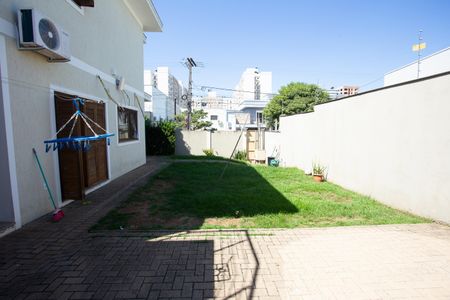 Casa à venda com 272m², 4 quartos e 2 vagas Casa à venda com 272m², 4 quartos e 2 vagasÁrea Externa