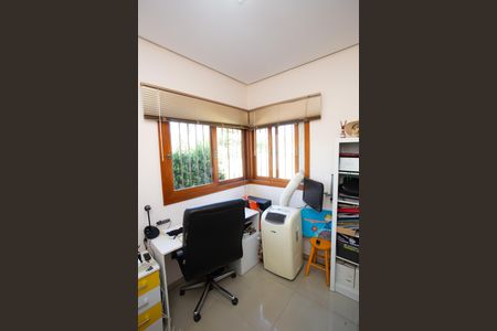 Casa à venda com 272m², 4 quartos e 2 vagas Casa à venda com 272m², 4 quartos e 2 vagasEscritório