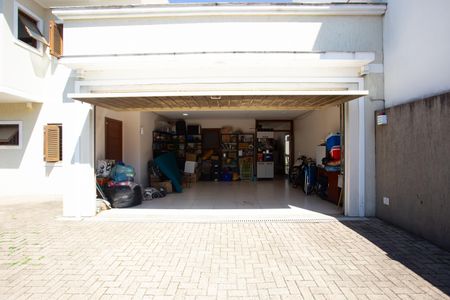 Casa à venda com 272m², 4 quartos e 2 vagas Casa à venda com 272m², 4 quartos e 2 vagasGaragem