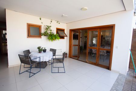 Casa à venda com 272m², 4 quartos e 2 vagas Casa à venda com 272m², 4 quartos e 2 vagasÁrea Externa