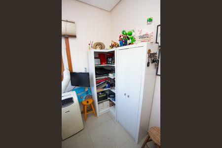 Casa à venda com 272m², 4 quartos e 2 vagas Casa à venda com 272m², 4 quartos e 2 vagasEscritório