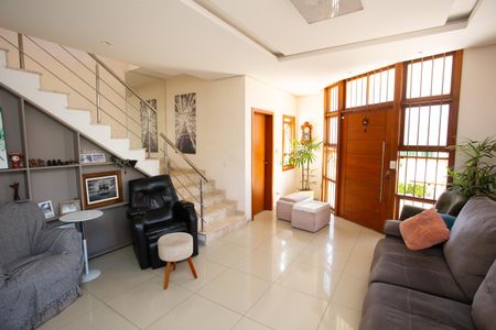 Casa à venda com 272m², 4 quartos e 2 vagas Casa à venda com 272m², 4 quartos e 2 vagasSala