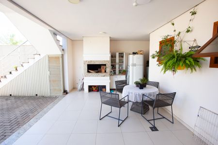 Casa à venda com 272m², 4 quartos e 2 vagas Casa à venda com 272m², 4 quartos e 2 vagasÁrea Externa