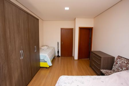 Casa à venda com 272m², 4 quartos e 2 vagas Casa à venda com 272m², 4 quartos e 2 vagasQuarto 1