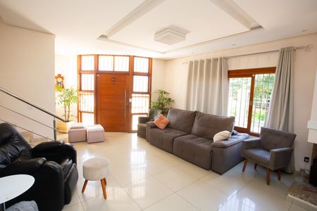 Casa à venda com 272m², 4 quartos e 2 vagas Casa à venda com 272m², 4 quartos e 2 vagasSala