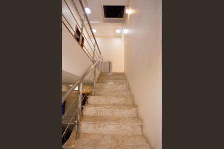 Casa à venda com 272m², 4 quartos e 2 vagas Casa à venda com 272m², 4 quartos e 2 vagasEscada