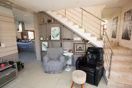 Casa à venda com 272m², 4 quartos e 2 vagas Casa à venda com 272m², 4 quartos e 2 vagasSala