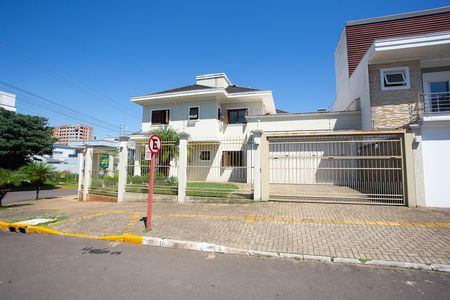 Casa à venda com 272m², 4 quartos e 2 vagas Casa à venda com 272m², 4 quartos e 2 vagasVista da Rua
