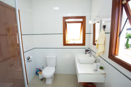 Casa à venda com 272m², 4 quartos e 2 vagas Casa à venda com 272m², 4 quartos e 2 vagasBanheiro