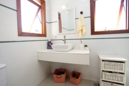 Casa à venda com 272m², 4 quartos e 2 vagas Casa à venda com 272m², 4 quartos e 2 vagasBanheiro