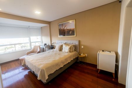Apartamento à venda com 189m², 3 quartos e 3 vagas Apartamento à venda com 189m², 3 quartos e 3 vagasSuíte