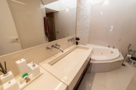 Apartamento à venda com 189m², 3 quartos e 3 vagas Apartamento à venda com 189m², 3 quartos e 3 vagasBanheiro da Suíte