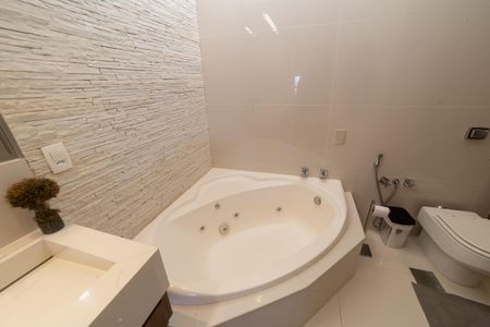 Apartamento à venda com 189m², 3 quartos e 3 vagas Apartamento à venda com 189m², 3 quartos e 3 vagasBanheiro da Suíte