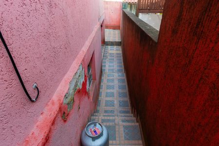 Casa à venda com 125m², 4 quartos e 1 vaga Casa à venda com 125m², 4 quartos e 1 vagaEscada