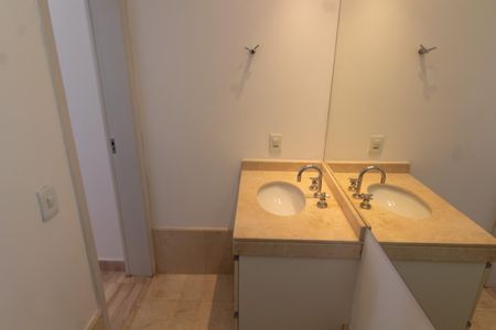 Apartamento à venda com 210m², 3 quartos e 4 vagasBANHEIRO DA SUITE