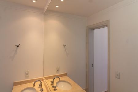 Apartamento à venda com 210m², 3 quartos e 4 vagasBANHEIRO DA SUITE