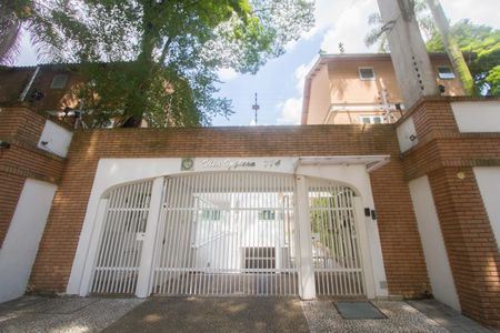 Casa de condomínio à venda com 360m², 4 quartos e 4 vagas Casa de condomínio à venda com 360m², 4 quartos e 4 vagasFachada