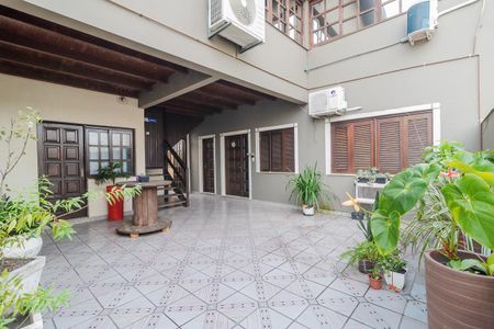 Casa à venda com 700m², 2 quartos e 10 vagas Casa à venda com 700m², 2 quartos e 10 vagasQuintal