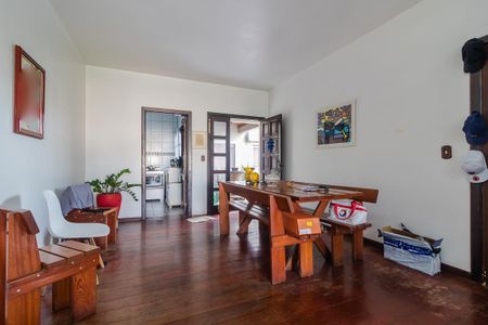 Casa à venda com 700m², 2 quartos e 10 vagas Casa à venda com 700m², 2 quartos e 10 vagasSala