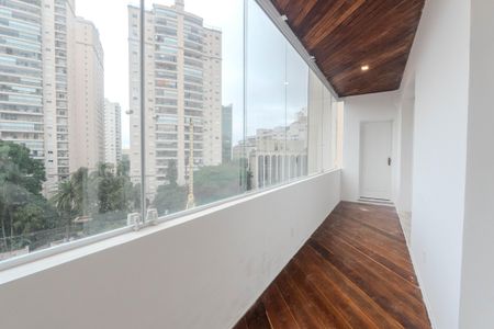 Apartamento para alugar com 350m², 6 quartos e 4 vagasSacada do Quarto 2