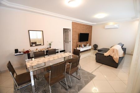 Casa à venda com 189m², 3 quartos e 2 vagasSala