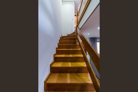 Casa de condomínio para alugar com 120m², 3 quartos e 2 vagasEscada