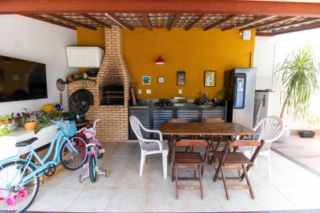 Casa à venda com 250m², 3 quartos e 2 vagasÁrea externa